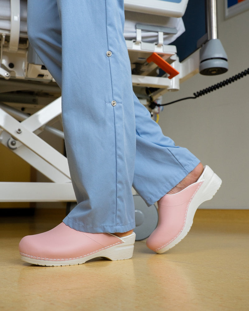 Zijaanzicht van de roze Florensa Flex medische klomp – een populaire keuze voor kliniek en praktijk